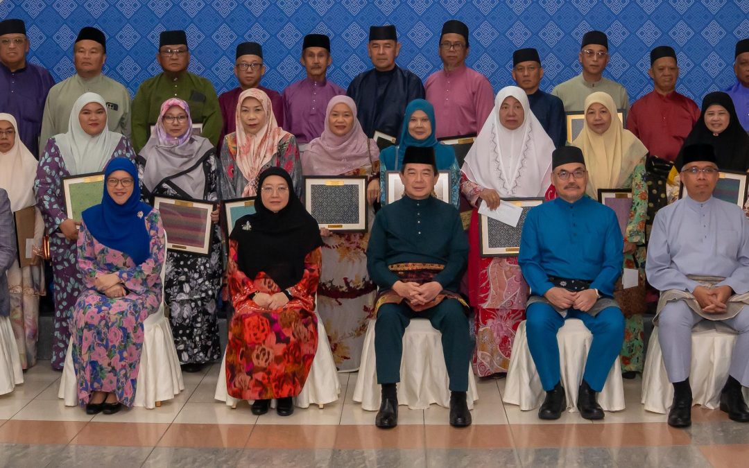 Majlis Penyampaian Cenderamata Perasaraan Kepada Pegawai-Pegawai dan Kakitangan Kementerian Kewangan dan Ekonomi serta Jabatan-Jabatan di Dalamnya yang telah Bersara Pada Tahun 2024